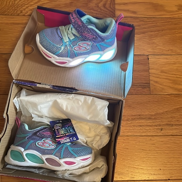 SKECHERS Toodler running shoes. - Picture 10 of 11